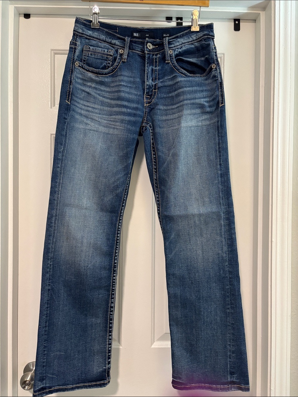 BKE Men’s Straight Jeans in Faded Blue Wash